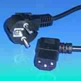 „BestPlug“ 1 Meter Stromkabel Netzkabel für Kaltgeräte / Schutzkontakt Stecker männlich 90° abgewinkelt auf C13 Buchse Kupplung weiblich 90° abgewinkelt / Schwarz