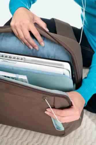 Belkin Messenger Bag Kuriertasche (Umhängetasche für Notebooks bis zu 43,2 cm (17 Zoll)) schokolade/turmalin -