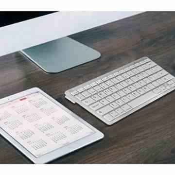 Rii BT09 Sehr Dünne Bluetooth 3.0 Kabellose Tastatur (Deutsches QWERTZ Layout) benötigt 2x AAA Batterien für Apple und PC , Windows 7 + 8,Linux,Mac OS X,Notebook,Laptop,Netbook,Mac Book,Tablets,Apple iPad,Samsung Galaxy Tab2,Galaxy Note,Smart Phones,Android,Iphone (Rii BT09 weiß) -